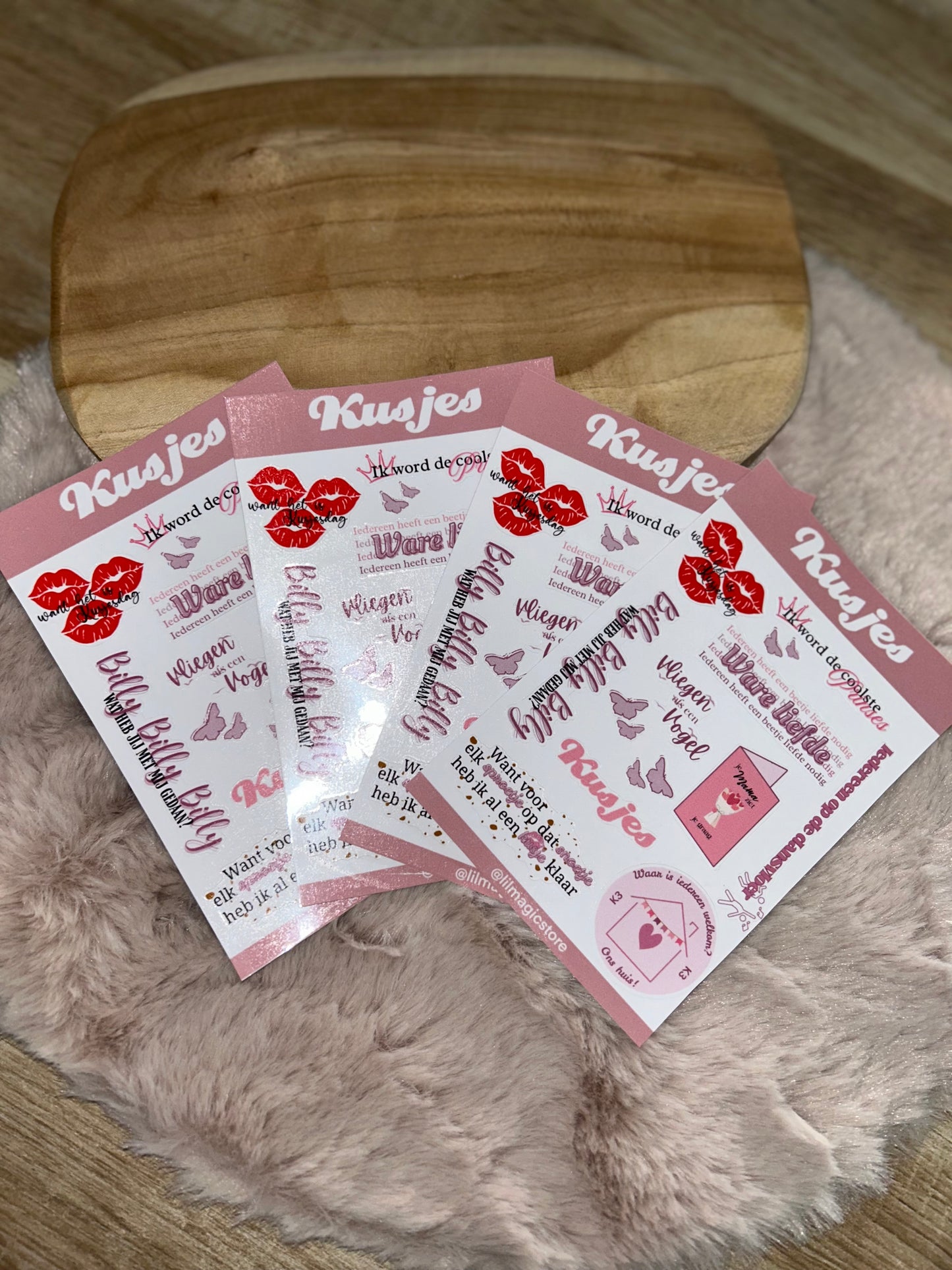 Kusjes Sticker-Sheet || K3 Originals x Lil Magic Store Collectie