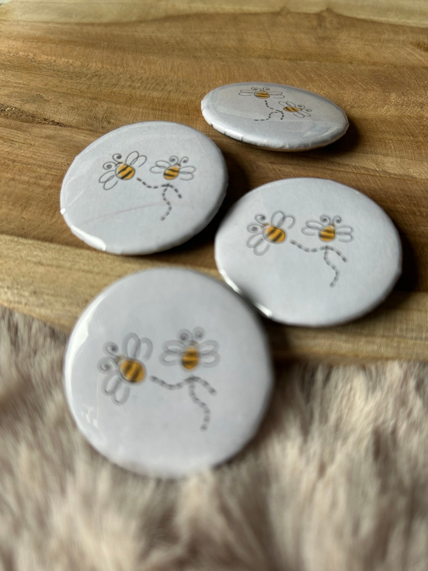 Bridgerton: bees Buttons